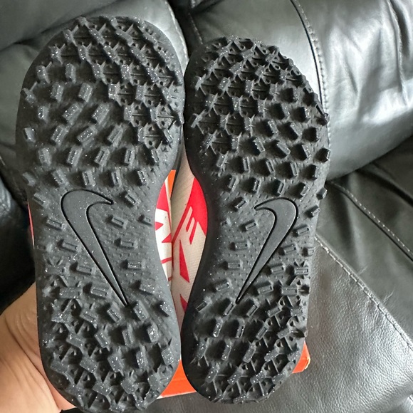 Used Nike soccer turf cleats size 8 toddler - Picture 3 of 4